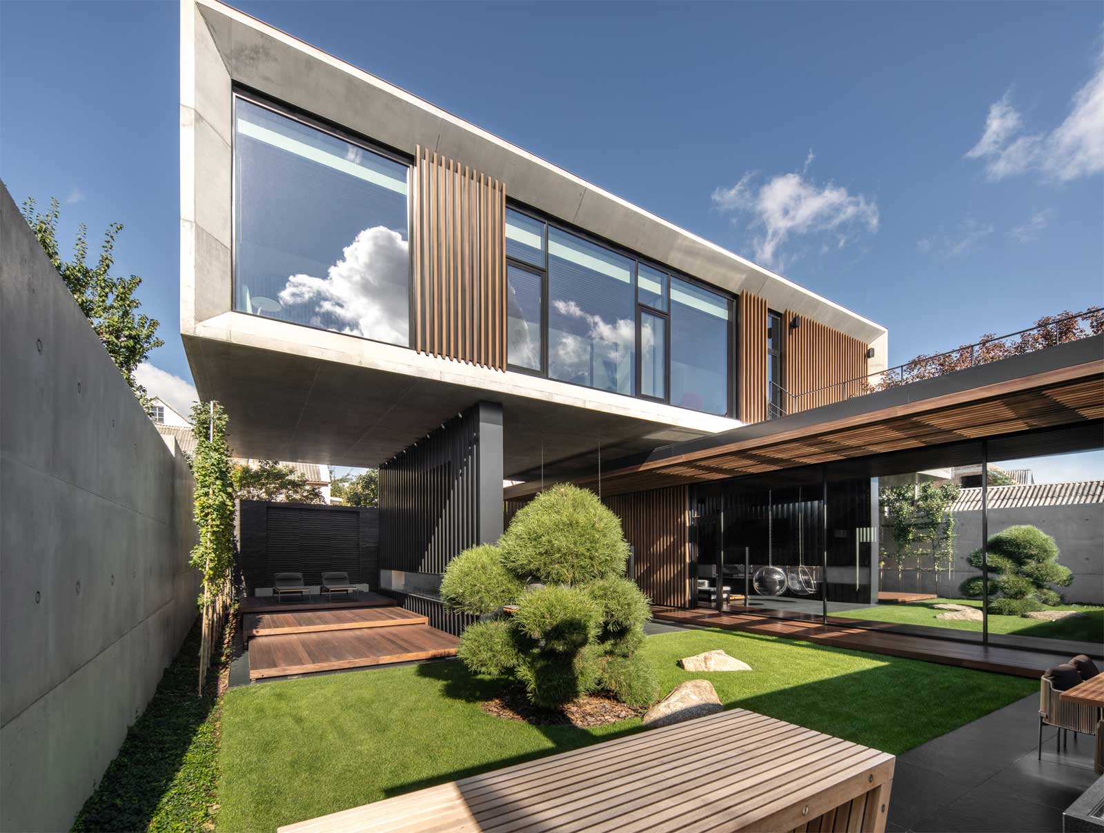 Котедж B&W House, м. Дніпро. Ландшафтний сланець Samaca